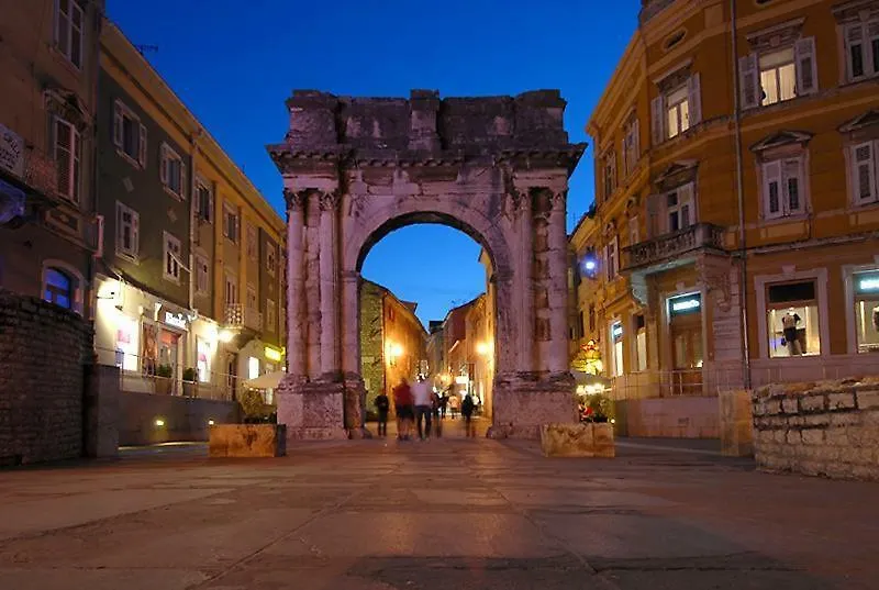 Apartment Piranesi With A Parking Space Pula